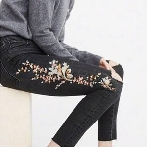 COPY - 🥳Abercrombie & fitch Simone high rise ankle with embroidered flowers